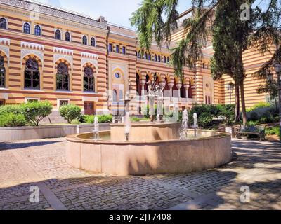 Tbilissi, Géorgie - 07 23 2022: Théâtre d'opéra et de ballet de Tbilissi bâtiment sur l'avenue Shota Rustaveli avec trois fontaines de ballerines vues en chaud Banque D'Images