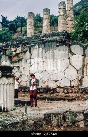 Mars 1980. Numérisation d'archivage à partir d'une lame. Paroi polygonale, support du deuxième temple d'Apollon. Delphes, ancienne ville et siège du plus important temple grec et oracle d'Apollon dans le territoire de Phosis sur la pente abrupte du Mont Parnassus, à environ 6 miles (10 km) du golfe de Corinthe. Delphes est maintenant un site archéologique important avec des ruines bien conservées. Banque D'Images