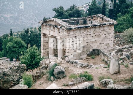 Mars 1980. Numérisation d'archivage à partir d'une lame. Trésor des Athéniens, construit pour commémorer leur victoire à la bataille de Marathon. Delphes, ancienne ville et siège du plus important temple grec et oracle d'Apollon dans le territoire de Phosis sur la pente abrupte du Mont Parnassus, à environ 6 miles (10 km) du golfe de Corinthe. Delphes est maintenant un site archéologique important avec des ruines bien conservées. Banque D'Images