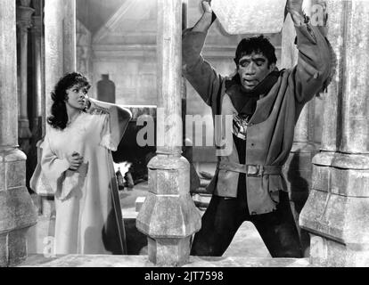 GINA LOLLOBRIGIDA comme Esmeralda et ANTHONY QUINN comme Quasimodo dans LA CHASSE DE NOTRE DAME / NOTRE DAME DE PARIS 1956 réalisateur JEAN DELANNOY roman Victor Hugo adaptation / dialogue Jean Aurenche et Jacques Prevert musique Georges Auric costume design Georges Benda production design Renoux chorégraphe Leonid Massine producteurs Raymond et Robert Hakim France - Italie coproduction Paris film Productions / Panitalia Banque D'Images