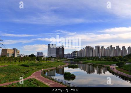 Vue sur la ville depuis le lac par une belle journée Banque D'Images