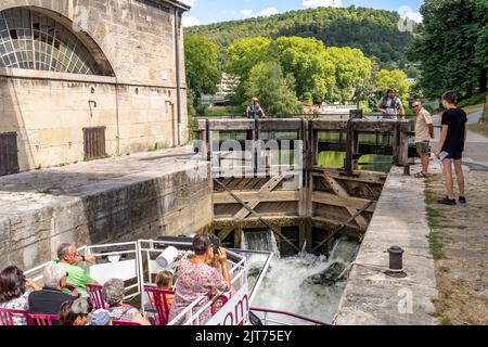 Ausflugsboot in einer Schleuse am Fluss Doubs, Besançon, Bourgogne-Franche-Comté, Frankreich, Europa | bateau d'excursion dans un bidonville du Doubs à Besa Banque D'Images