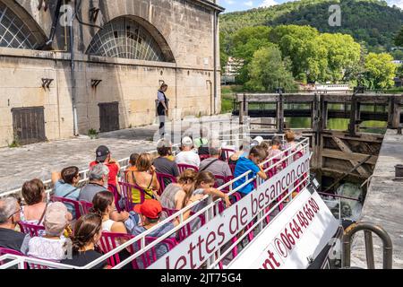 Ausflugsboot in einer Schleuse am Fluss Doubs, Besançon, Bourgogne-Franche-Comté, Frankreich, Europa | bateau d'excursion dans un bidonville du Doubs à Besa Banque D'Images