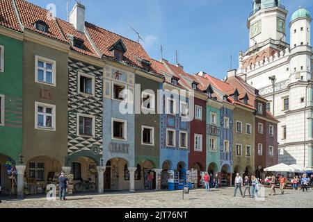 Rangée de maisons multicolores et de boutiques à Poznan Banque D'Images