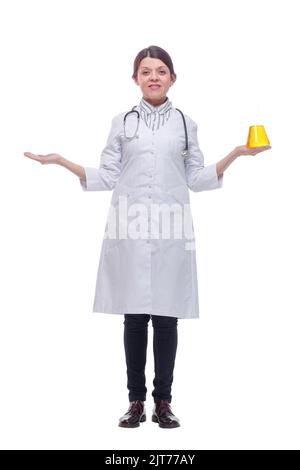 Belle femme médecin avec du liquide jaune dans un flacon Banque D'Images