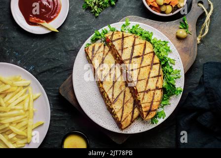 Cuisine arabe; cuisine égyptienne traditionnelle 'Hawawshi'. C'est du pain égyptien plat farci de viande hachée et épicé avec des oignons, des poivrons et des piments. Banque D'Images