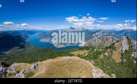 Vue aérienne de Rifugio Sev dominant le lac de Côme et situé sous les montagnes Corni di Canzo. Valbrona, Como district, Lombardie, Italie, Europe. Banque D'Images