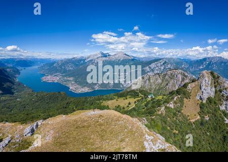 Vue aérienne de Rifugio Sev dominant le lac de Côme et situé sous les montagnes Corni di Canzo. Valbrona, Como district, Lombardie, Italie, Europe. Banque D'Images