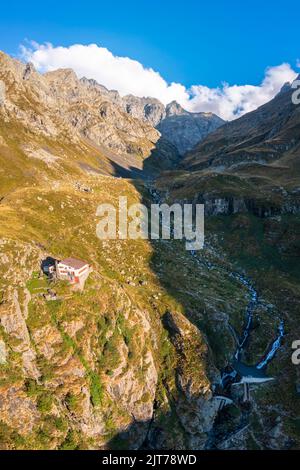 Vue aérienne de Rifugio Sev dominant le lac de Côme et situé sous les montagnes Corni di Canzo. Valbrona, Como district, Lombardie, Italie, Europe. Banque D'Images