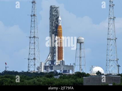 Kennedy Space Center, États-Unis. 28th août 2022. Artemis 1 se trouve sur le Launch Pad 39B au Kennedy Space Center, en Floride, dimanche, 28 août 2022. La fusée SLS de la NASA avec la capsule Orion est prévue pour se lever lundi, 29 août. Artemis 1 fera l'orbite de la lune comme première étape pour que les États-Unis envoient des astronautes de retour sur la lune après 50 ans. Photo de Pat Benic/UPI crédit: UPI/Alay Live News Banque D'Images