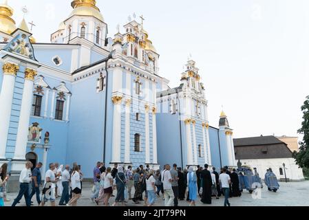 28 août 2022, ville de Kiev/Kiiv, ville de Kiev/Kiiv, Ukraine: Procession d'évêques et de moines de l'église orthodoxe ukrainienne de Saint-Michel du Dôme d'Or, Qui, malgré le son des alarmes anti-raid n'a pas cessé, est une tradition qui est toujours célébrée en choisissant dans la cour de la cathédrale ce qui est censé être qui est le carénage de la Vierge Marie (Credit image: © Eric Renom/ZUMA Press Wire) Credit: ZUMA Press, Inc./Alamy Live News Banque D'Images