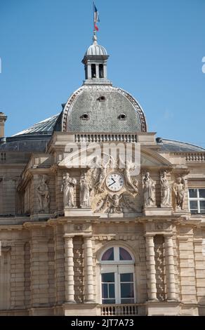 Palais du Luxembourg (détail), Jardins du Luxembourg, Paris, France. Le Sénat se réunit ici pour accepter des lois. Banque D'Images