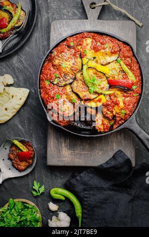 Cuisine arabe; cuisine traditionnelle égyptienne Moussaka. Il contient de l'aubergine (aubergine), des poivrons de couleur, des poivrons et de la sauce tomate à l'ail. Banque D'Images