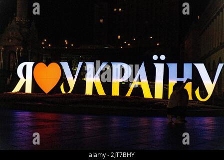 28 août 2022, ville de Kiev/Kiiv, ville de Kiev/Kiiv, Ukraine: Une mère et sa fille prennent un selfie sur la place du Maïdan, au panneau ''I Love Ukraine'', la seule lumière dans une place qui garde toutes les lumières éteinnes pour la sécurité (Credit image: © Eric Renom/ZUMA Press Wire) Credit: ZUMA Press, Inc./Alamy Live News Banque D'Images