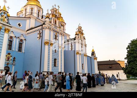 28 août 2022, ville de Kiev/Kiiv, ville de Kiev/Kiiv, Ukraine: Procession d'évêques et de moines de l'église orthodoxe ukrainienne de Saint-Michel du Dôme d'Or, Qui, malgré le son des alarmes anti-raid n'a pas cessé, est une tradition qui est toujours célébrée en choisissant dans la cour de la cathédrale ce qui est censé être qui est le carénage de la Vierge Marie (Credit image: © Eric Renom/ZUMA Press Wire) Credit: ZUMA Press, Inc./Alamy Live News Banque D'Images