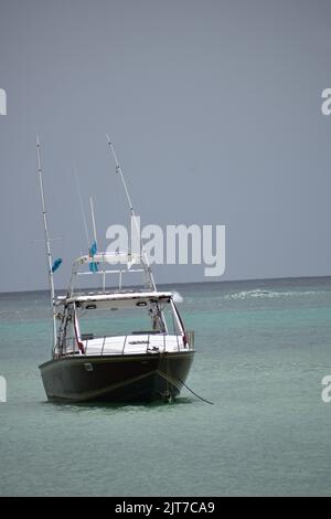 Pigeon point, Tobago - 12 juillet 2022 - Un bateau a ancré près de la plage de Pigeon point, située dans le parc patrimonial de Pigeon point. Banque D'Images