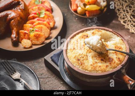 Cuisine arabe; plat traditionnel égyptien 'Muammar ou Meammar Rice'. Il est composé de riz, de crème fraîche épaisse et de lait. Banque D'Images