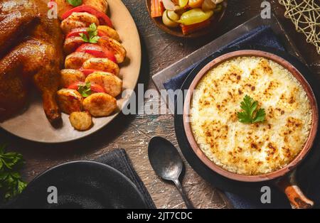 Cuisine arabe; plat traditionnel égyptien 'Muammar ou Meammar Rice'. Il est composé de riz, de crème fraîche épaisse et de lait. Banque D'Images