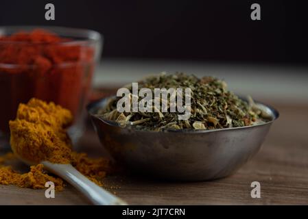 Condiment culinaire rouge moulu fait d'annatto (Bixa orellana). Paprika. Épices douces et légèrement sucrées, consommées dans les viandes et les sauces. Épice indispensable Banque D'Images