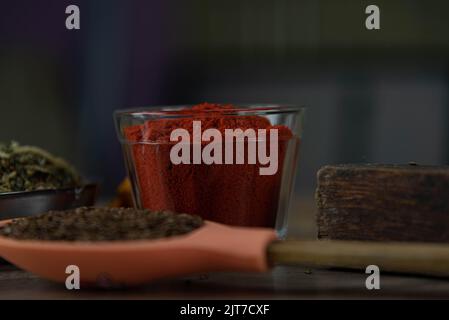 Condiment culinaire rouge moulu fait d'annatto (Bixa orellana). Paprika. Épices douces et légèrement sucrées, consommées dans les viandes et les sauces. Épice indispensable Banque D'Images