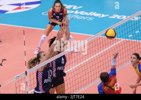 Samanta Fabmis et Bozana Butigan de Croatie tentent de bloquer une pointe pendant le championnat européen de volley-ball féminin qualification Group Un match entre la Croatie et la Roumanie à l'arène intérieure de Gradski Vrt sur 28 août 2022 à Osijek, Croatie. Crédit : Agence photo et vidéo Pixsell/Alamy Live News Banque D'Images