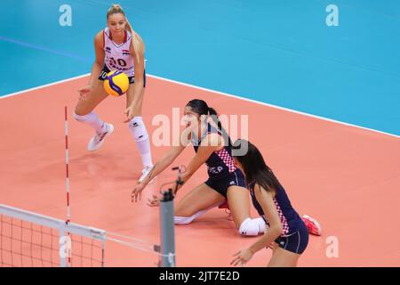 Mika Grbavica, de Croatie, reçoit le ballon lors du championnat européen de volley-ball féminin Groupe de qualification Un match entre la Croatie et la Roumanie à l'arène intérieure de Gradski Vrt sur 28 août 2022 à Osijek, Croatie. Crédit : Agence photo et vidéo Pixsell/Alamy Live News Banque D'Images