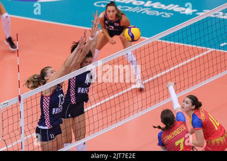 Samanta Fabmis et Bozana Butigan de Croatie tentent de bloquer une pointe pendant le championnat européen de volley-ball féminin qualification Group Un match entre la Croatie et la Roumanie à l'arène intérieure de Gradski Vrt sur 28 août 2022 à Osijek, Croatie. Crédit : Agence photo et vidéo Pixsell/Alamy Live News Banque D'Images