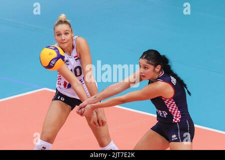 Dijana Caratovic et Mika Grbavica, de Croatie, reçoivent le ballon lors du championnat européen de qualification des femmes de volley-ball Un match entre la Croatie et la Roumanie à l'arène intérieure de Gradski Vrt sur 28 août 2022 à Osijek, Croatie. Crédit : Agence photo et vidéo Pixsell/Alamy Live News Banque D'Images