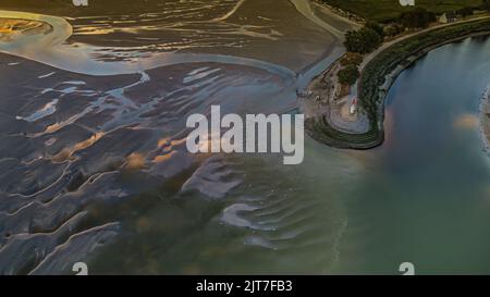 L'entrée du port de Saint Valery sur somme , photo drone, vue du chenal et du feu de port suspendu le levier de soleil. Banque D'Images