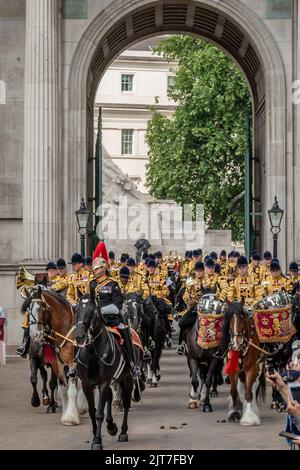 La bande de la cavalerie passe sous l'arche de Wellington sur le chemin de Trooping The Color, Londres Banque D'Images