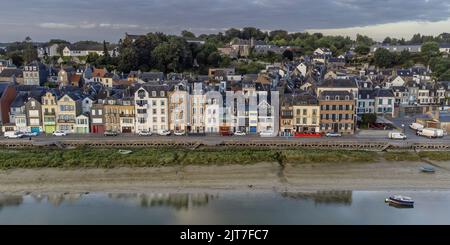 L'entrée du port de Saint Valery sur somme , photo drone, vue du chenal et du feu de port suspendu le levier de soleil. Banque D'Images