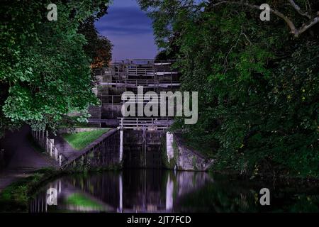 Cinq écluses illuminées par une lampe torche la nuit à Bingley, West Yorkshire. Banque D'Images