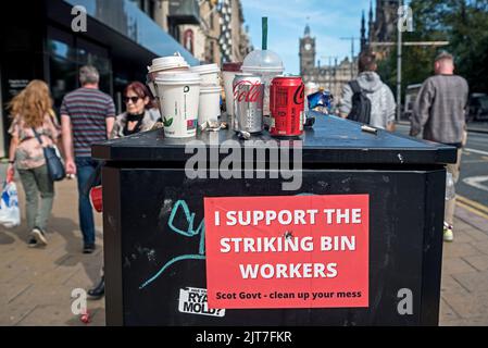 Jeté les ordures et signe de soutien sur Princes Street en raison de l'action industrielle des travailleurs du conseil d'Édimbourg. Banque D'Images