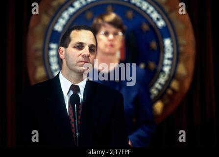 Le directeur du FBI, Louis Freeh, aux côtés du procureur général des États-Unis Janet Reno, annoncent l'arrestation de Earl Edwin Pitts lors d'une conférence de presse au ministère de la Justice, à 18 décembre 1996, à Washington, D.C., Pitts a été arrêté pour espionnage pour avoir vendu des informations aux services de renseignement soviétiques et russes. Banque D'Images