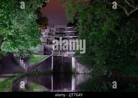 Cinq écluses illuminées par une lampe torche la nuit à Bingley, West Yorkshire. Banque D'Images