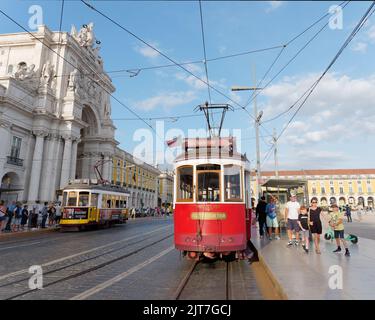 Trams aka tramway aka trolleys à Praça do Comércio (place du Commerce) Lisbonne, Portugal. Arco da Rua Augusta Arch à gauche Banque D'Images