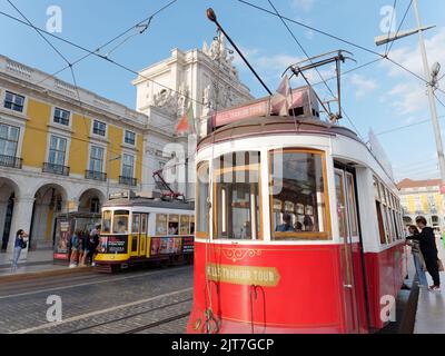 Trams aka tramway aka trolleys à Praça do Comércio (place du Commerce) Lisbonne, Portugal. Arco da Rua Augusta Arch à gauche Banque D'Images