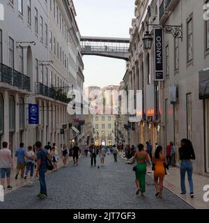 Rue de Lisbonne avec la passerelle vers l'ascenseur de Santa Justa au-dessus, Portugal Banque D'Images