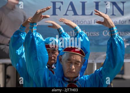 Londres, Royaume-Uni. 28th août 2022. 'Couronner la persécution de Falun Gong en Chine' à la place St Martin. En 1999, le parti communiste chinois (PCC) a interdit le Falun Gong en Chine et a commencé une campagne brutale persécutant les pratiquants du Falun Gong pour tenter de l'éliminer entièrement. Credit: Guy Corbishley/Alamy Live News Banque D'Images