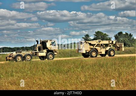 Les opérations d'exercice sont présentées le 4 août 2022 à fort McCoy, Wisconsin, pour l'exercice d'entraînement au soutien au combat (CSTX) 86th de la Division d'entraînement (86-22-02). L'exercice a eu lieu en août 2022 à fort McCoy à divers endroits tout au long de l'installation. Environ 4 000 membres du service ont participé à l'exercice. Le CSTX est un événement de formation conjoint exécuté dans un environnement de formation intégré en direct, virtuel et constructif où les membres du service testent leurs compétences tactiques et techniques. (É.-U. Photo de l'armée par Scott T. Sturkol, Bureau des affaires publiques, fort McCoy, Wisconsin) Banque D'Images