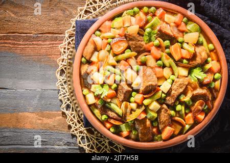 Cuisine arabe : la casaole Torley avec de la viande. C'est un mélange de viande et de légumes dans une délicieuse sauce aux épices spéciales. Banque D'Images