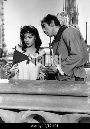 GINA LOLLOBRIGIDA comme Esmeralda et ANTHONY QUINN comme Quasimodo dans LA CHASSE DE NOTRE DAME / NOTRE DAME DE PARIS 1956 réalisateur JEAN DELANNOY roman Victor Hugo adaptation / dialogue Jean Aurenche et Jacques Prevert musique Georges Auric costume design Georges Benda production design Renoux chorégraphe Leonid Massine producteurs Raymond et Robert Hakim France - Italie coproduction Paris film Productions / Panitalia Banque D'Images