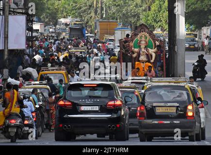 Mumbai, Maharashtra, Inde. 28th août 2022. Une idole de Dieu hindou à tête d'éléphant Ganesh est transportée à un lieu de culte par la circulation dans les rues de Mumbai. Ganesh Chaturthi, célébré comme l'anniversaire de l'éléphant dirigé dieu hindou Ganesh pendant 10 jours à partir du 31st août 2022. Les dévotés adorent l'éléphant dirigé Dieu hindou Ganesh comme il est connu comme le dieu de la connaissance, de la sagesse et de la prospérité. (Credit image: © Ashish Vaishnav/SOPA Images via ZUMA Press Wire) Credit: ZUMA Press, Inc./Alamy Live News Banque D'Images