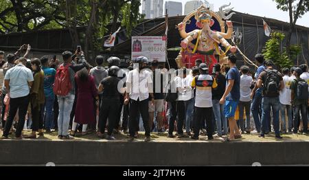 Mumbai, Maharashtra, Inde. 28th août 2022. Les gens regardent un éléphant dirigé Dieu hindou Ganesh être transporté dans un lieu de culte devant Ganesh Chaturthi à Mumbai. Ganesh Chaturthi, célébré comme l'anniversaire de l'éléphant dirigé dieu hindou Ganesh pendant 10 jours à partir du 31st août 2022. Les dévotés adorent l'éléphant dirigé Dieu hindou Ganesh comme il est connu comme le dieu de la connaissance, de la sagesse et de la prospérité. (Credit image: © Ashish Vaishnav/SOPA Images via ZUMA Press Wire) Credit: ZUMA Press, Inc./Alamy Live News Banque D'Images