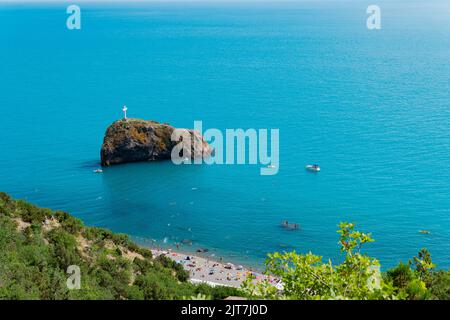 Cape Fiolent crimea rock cross magnifique crimean sébastopol voyage d'été, pour la baie de rivage dans le paysage marin et île pittoresque, cape Water. Soleil rocailleux europe Banque D'Images