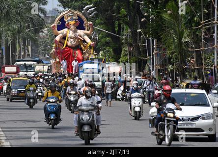 Mumbai, Maharashtra, Inde. 28th août 2022. Une idole de Dieu hindou à tête d'éléphant Ganesh est transportée à un lieu de culte par la circulation dans les rues de Mumbai. Ganesh Chaturthi, célébré comme l'anniversaire de l'éléphant dirigé dieu hindou Ganesh pendant 10 jours à partir du 31st août 2022. Les dévotés adorent l'éléphant dirigé Dieu hindou Ganesh comme il est connu comme le dieu de la connaissance, de la sagesse et de la prospérité. (Credit image: © Ashish Vaishnav/SOPA Images via ZUMA Press Wire) Credit: ZUMA Press, Inc./Alamy Live News Banque D'Images