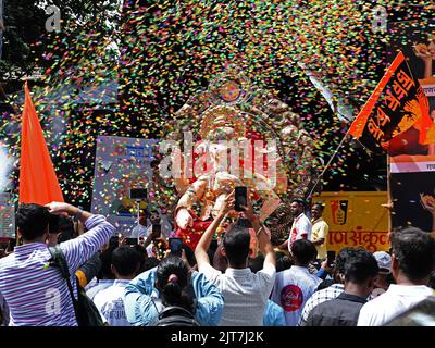 Mumbai, Maharashtra, Inde. 28th août 2022. Les gens regardent un éléphant dirigé Dieu hindou Ganesh être transporté dans un lieu de culte devant Ganesh Chaturthi à Mumbai. Ganesh Chaturthi, célébré comme l'anniversaire de l'éléphant dirigé dieu hindou Ganesh pendant 10 jours à partir du 31st août 2022. Les dévotés adorent l'éléphant dirigé Dieu hindou Ganesh comme il est connu comme le dieu de la connaissance, de la sagesse et de la prospérité. (Credit image: © Ashish Vaishnav/SOPA Images via ZUMA Press Wire) Credit: ZUMA Press, Inc./Alamy Live News Banque D'Images