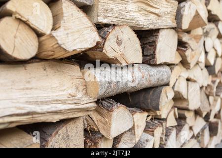 Tas de bois de chauffage plein cadre arrière-plan abîmé bois fissuré texture. Banque D'Images