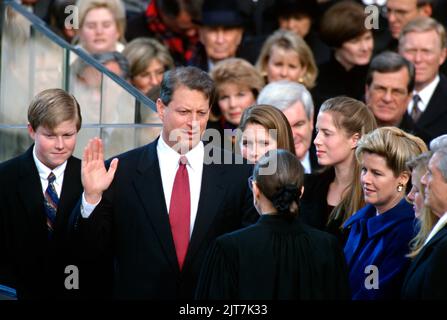 Le vice-président des États-Unis, Al Gore, a prêté serment en tant que vice-président de la Cour suprême de 45th, la juge associée de la Cour suprême, Ruth Bader Ginsburg, comme son épouse Tipper Gore, à droite, Et la famille regarde pendant la cérémonie d'inauguration présidentielle sur les marches du bâtiment du Capitole des États-Unis, 20 janvier 1997 à Washington, D.C. Banque D'Images