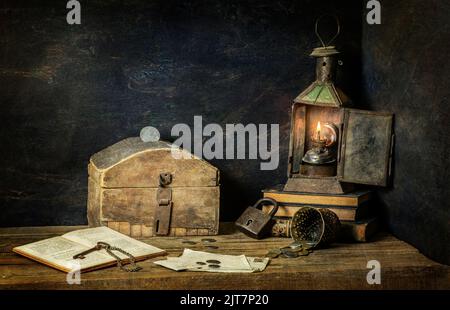 Classique encore plus de vie avec l'ancienne boîte de réduction placée avec une lampe vintage, de vieux livres. Pièces de monnaie, clé et serrure sur fond rustique en bois. Banque D'Images